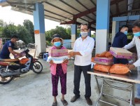 Kiên Giang: Hội Cựu chiến binh và những nhà hảo tâm tặng quà cho bà con nghèo ở Hà Tiên