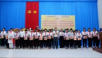VĨNH LONG:  CÔNG TY LUẬT THIÊN HƯƠNG VÀ CÁC ĐƠN VỊ ĐỒNG HÀNH CÙNG HỌC SINH XÃ QUỚI ĐIỀN