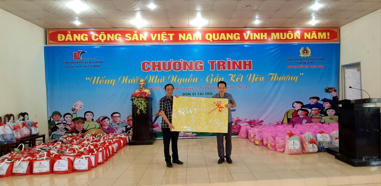 Đc Nguyễn Trường Thiệp, Phó Giám đốc Học Viện Tư pháp tặng quà lưu niệm cho Công an huyện Châu Thành, Bến Tre