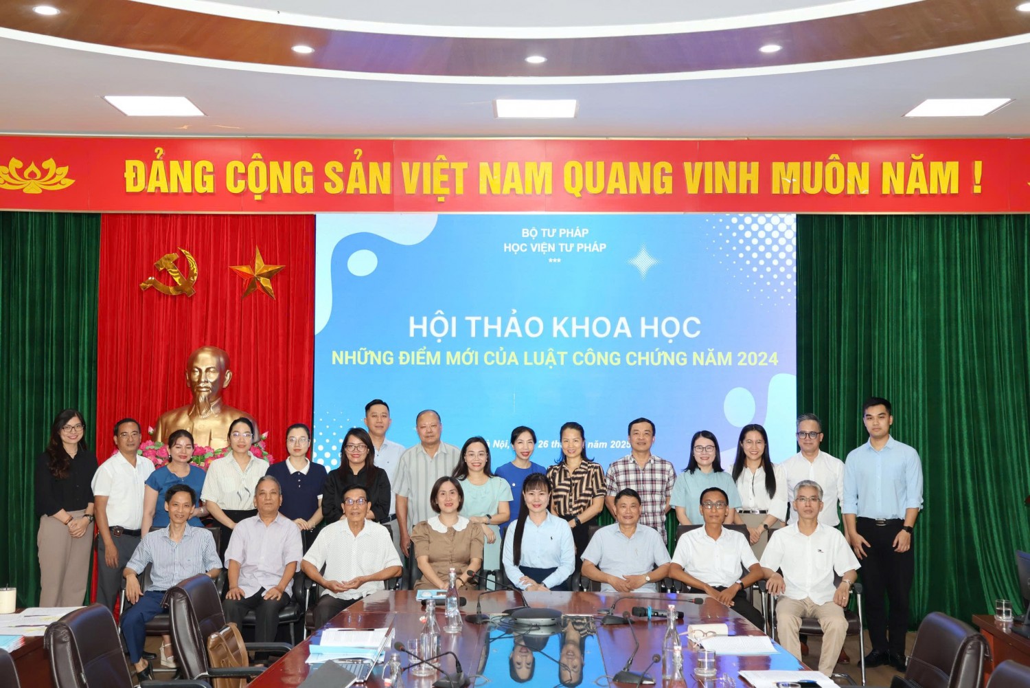 Đại biểu tham dự Hội thảo chụp ảnh lưu niệm