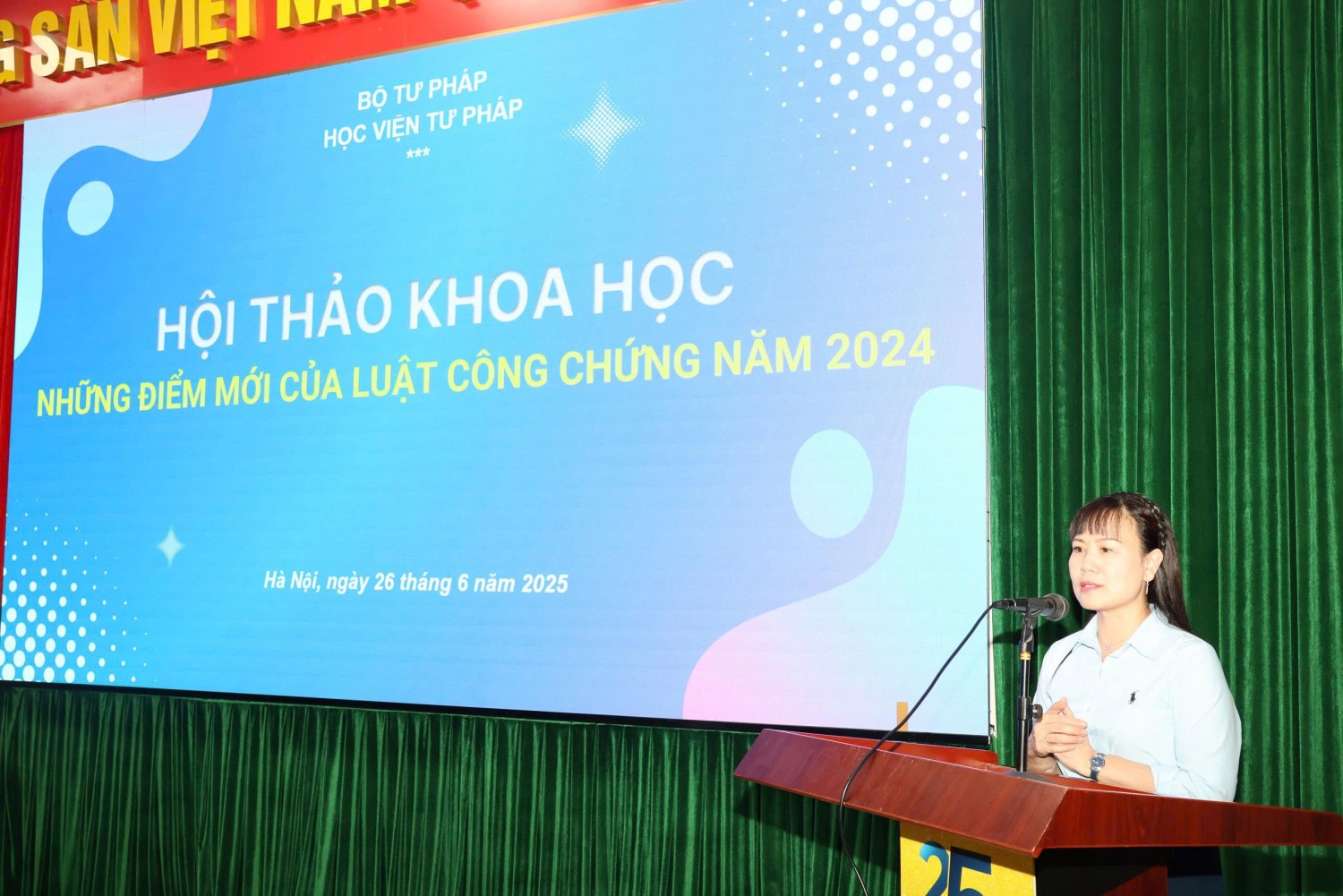 NGƯT PGS TS Nguyễn Minh Hằng, Phó Bí thư Đảng ủy, Phó Giám đốc Học viện Tư pháp phát biểu khai mạc