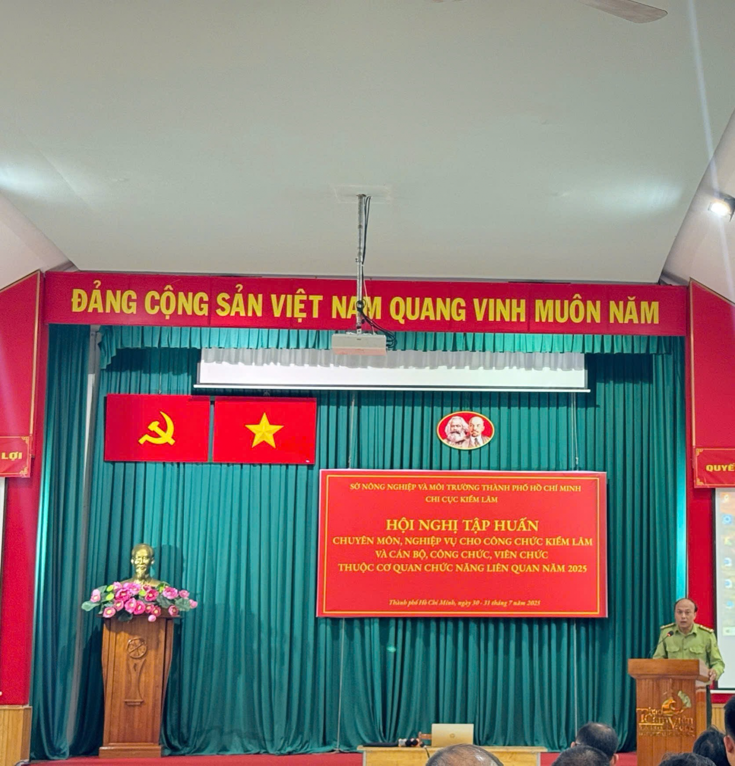 Ông Lâm Tùng Quế Chi Cục trưởng Chi cục Kiểm lâm Thành phố phát biểu tại Hội nghị