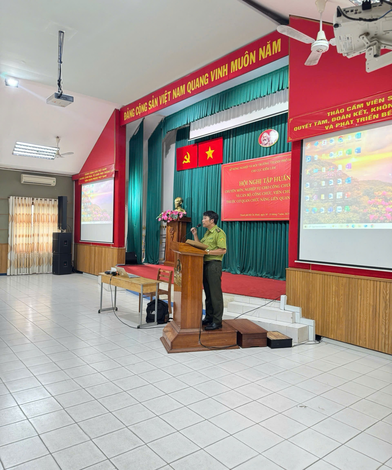 Ông Nguyễn Văn Lang – Trưởng phòng Quản lý Lâm sản thuộc Chi cục Kiểm lâm Thành phố chia sẻ tại Hội nghị