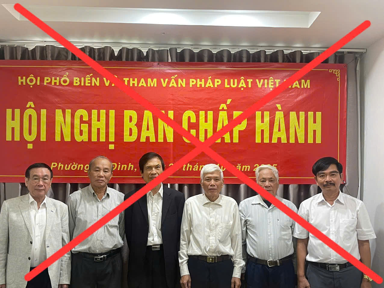 Nhóm người tự ý chụp ảnh dưới phông nền ghi “Hội nghị Ban Chấp hành” mang tên Hội Phổ biến và Tham vấn pháp luật Việt Nam, được thực hiện vào ngày 23/10/2025 tại địa điểm không thuộc trụ sở hoặc cơ sở do Hội quản lý.