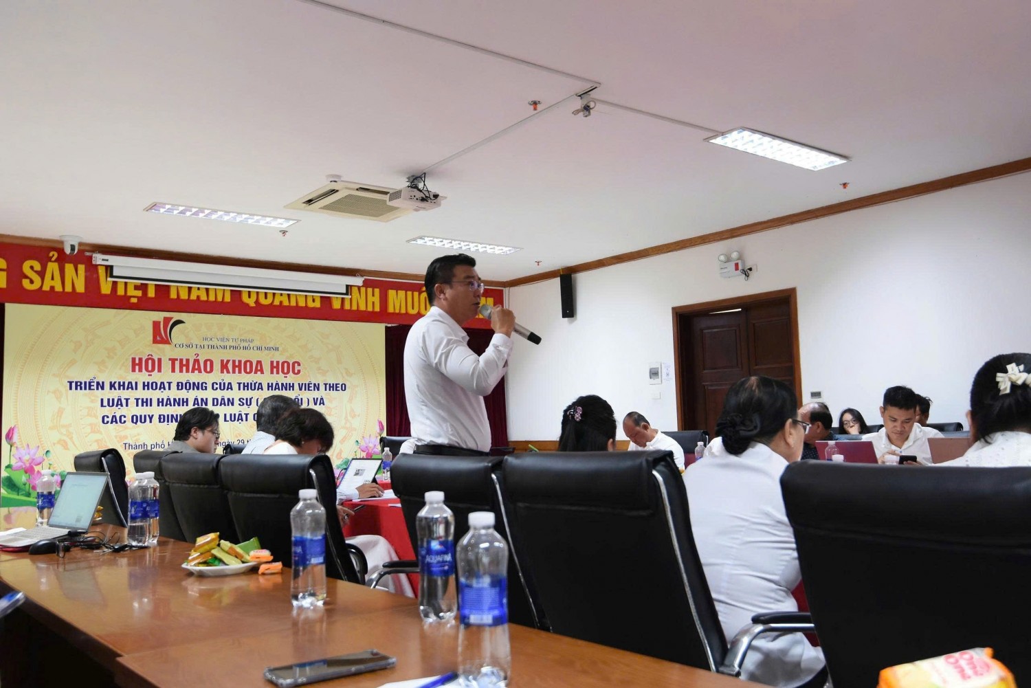 Các đại biểu trao đổi, thảo luận tại Hội thảo